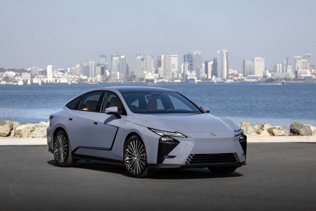 Lexus estrena una nueva dirección de diseño y tecnología en la octava generación del ES