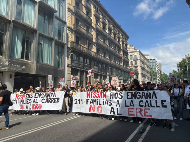 Unas 500 personas protestan en Barcelona contra el ERE de Nissan