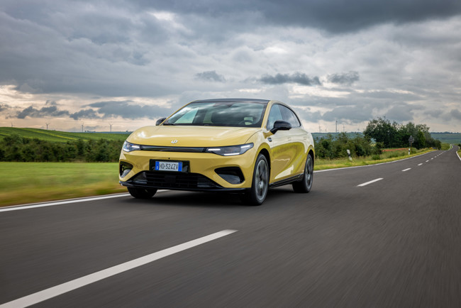 Leapmotor refuerza su gama con el B05, su compacto 100% eléctrico y muy español por unos 23.000 euros