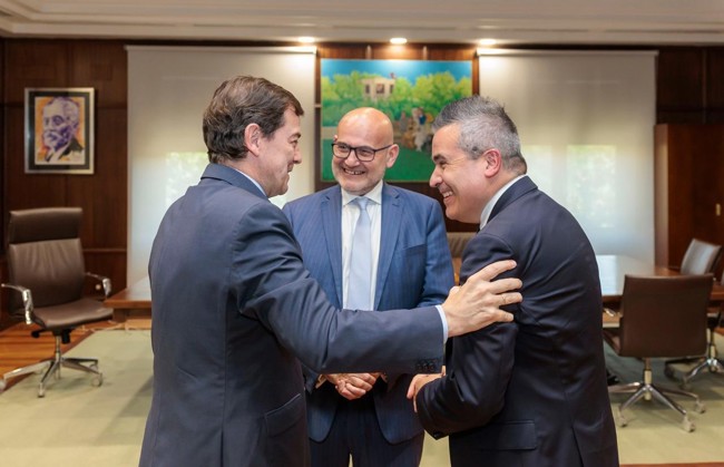 Fernández Mañueco se reúne con el nuevo consejero delegad de Renault España y su predecesor en el cargo