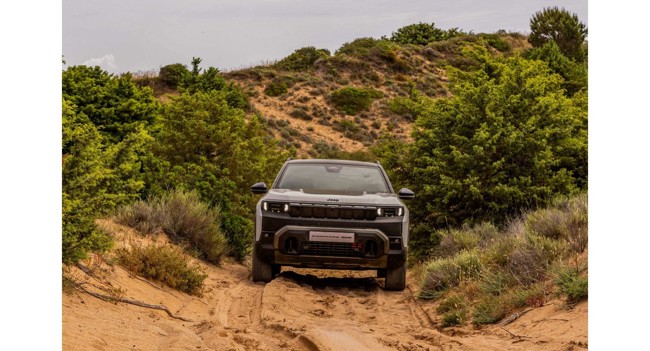 Jeep abre pedidos del Compass 4xe eléctrico de 375 CV y amplía su gama con una versión de hasta 674 km