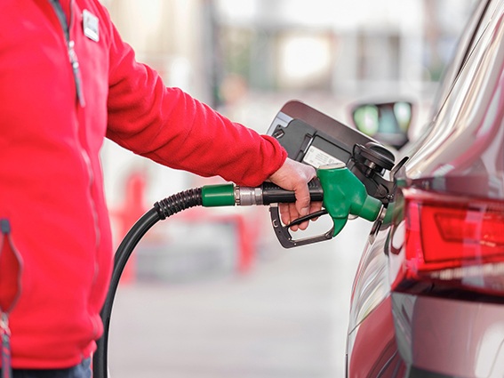 Gestha calcula que llenar hoy un depósito de 50 litros de gasolina permite ahorrar hasta 7,9 euros