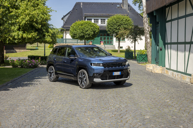 Jeep Compass reafirma su espíritu todoterreno con hasta 375 CV de potencia eléctrica, desde 32.600 euros