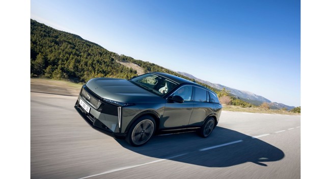 DS lanza el nuevo N°7 con versiones híbridas y eléctricas de hasta 740 km de autonomía