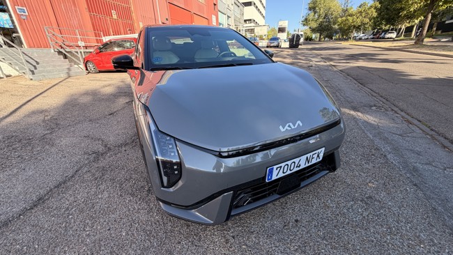 Kia EV4 'fastback, el eléctrico hecho en Europa con casi 500 km en carretera