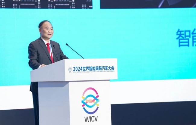 El fundador de Geely Auto deja el cargo de presidente tras 40 años al frente de la compañía