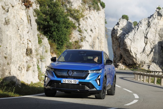 Renault refuerza el perfil premium del Rafale con su estilo coupé y sus 300 CV desde 40.000 euros