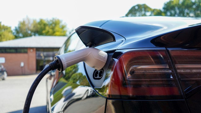 Los híbridos enchufables emiten seis veces más CO2 de lo que indican las pruebas oficiales, según T&E
