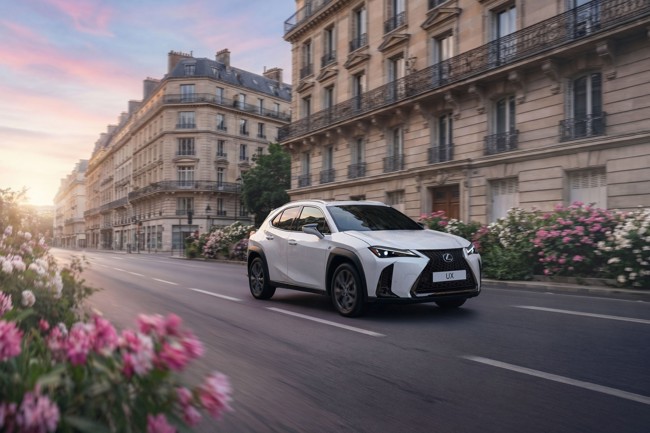 Lexus actualiza el UX 300h con 199 CV, mayor eficiencia y hasta cuatro acabados desde 41.750 euros