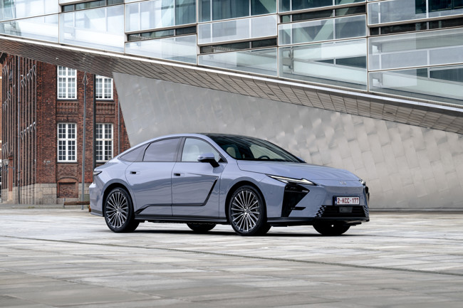 Lexus presenta el nuevo ES, que se convierte en el primer sedán eléctrico de la marca