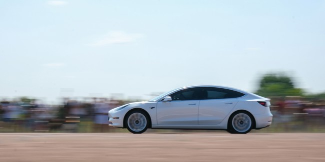República Checa aprueba provisionalmente la conducción automatizada total supervisada (FSD) de Tesla
