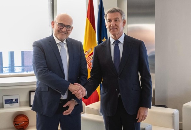 Feijóo ofrece al sector del automóvil el apoyo del PP y critica al Gobierno por no ser "un aliado"