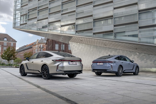 Lexus desvela la gama del nuevo ES, en versión híbrida o 100% eléctrica, a partir de 61.500 euros