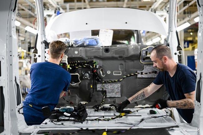 Stellantis suspende temporalmente parte de su producción en Francia por la escasez de baterías