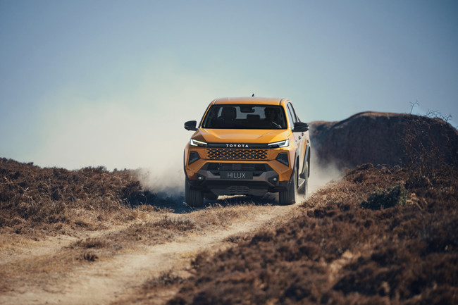 Toyota renueva su pickup Hilux con motorización híbrida o eléctrica y un aspecto más moderno